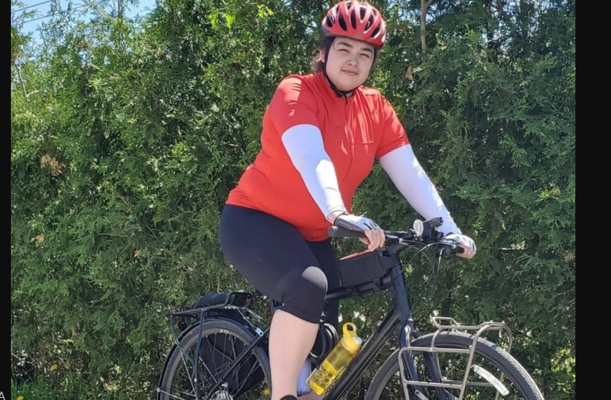 طالبة تجوب كندا بدراجة