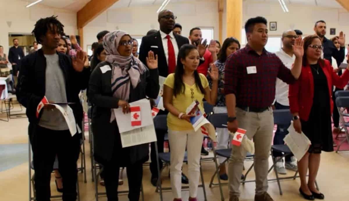 مهاجرون من 26 دولة يؤدون اليمين بعد حصولهم على الجنسية الكندية