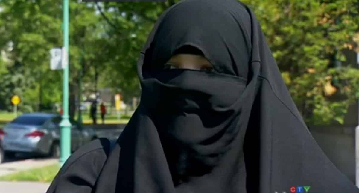 التحقيق مع سائق حافلة رفض الوقوف لامرأة مسلمة لارتدائها النقاب