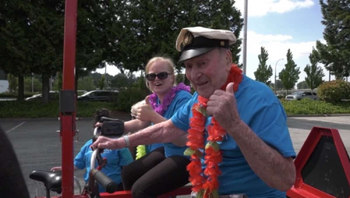 رجل كندي يحتفل بعيد ميلاده الـ 106 على درّاجة لدعم مرضى القلب