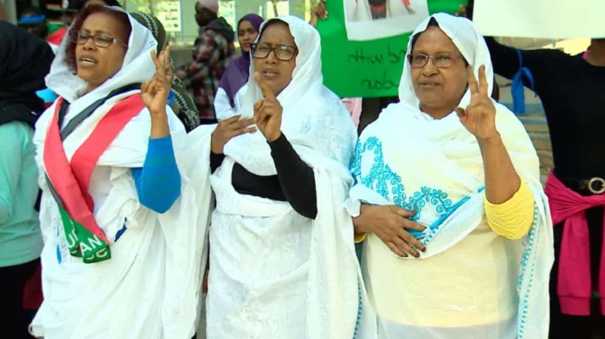سودانيون في كندا ينظمون وقفة احتجاجية تضامنًا مع أهلهم في السودان