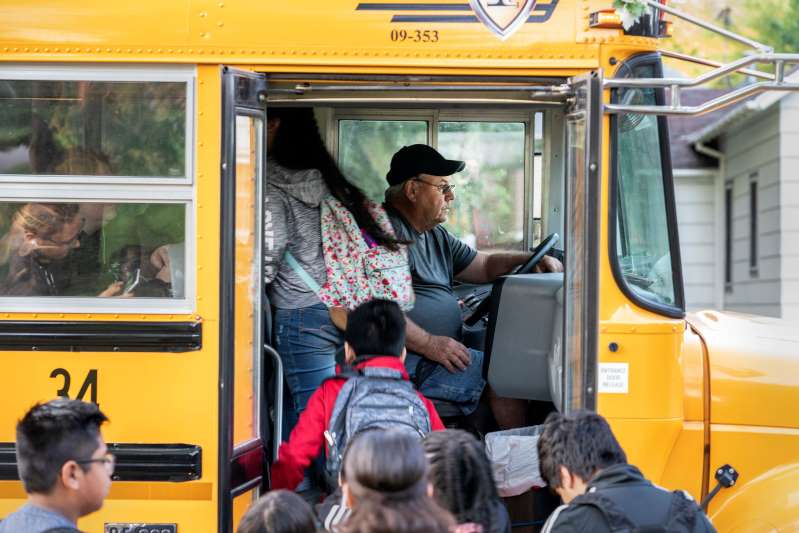 سائق حافلة مدرسية يتذمر من ازدياد أعداد الطلاب المهاجرين
