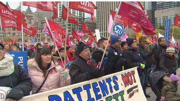 مظاهرة حاشدة في أونتاريو احتجاجاً على تخفيض قيمة الرعاية الصحية
