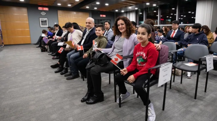 أسرة سورية تحصل على الجنسية الكندية بعد رحلة لجوء