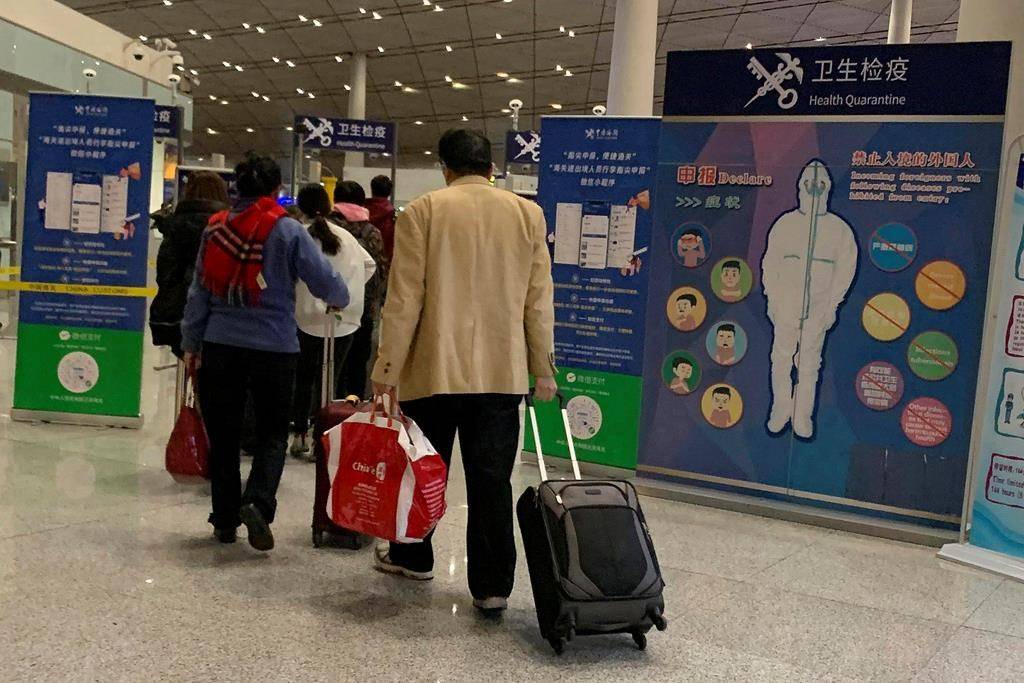 المطارات تقوم بفحص المسافرين بعد انتشار فيروس الالتهاب الرئوي في الصين