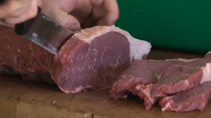 كيف أثر وباء كورونا على معالجة اللحوم في كندا ؟
