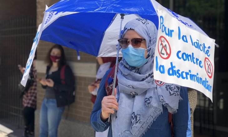 احتجاجات على حظر ارتداء الرموز الدينية في كيبيك