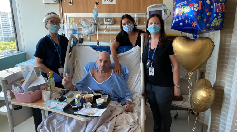 رجل 73 عاما يتعافى من كورونا بعد 104 أيام في العناية المركزة