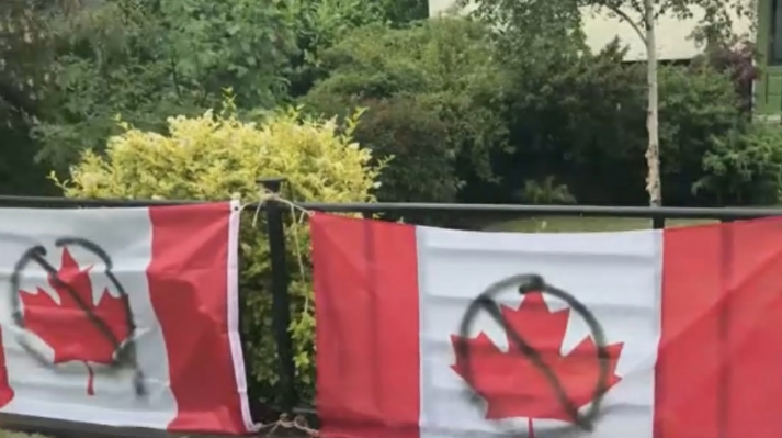 رجل يتفاجئ بتشويه الأعلام الكندية التي عرضها أمام منزله في يوم كندا