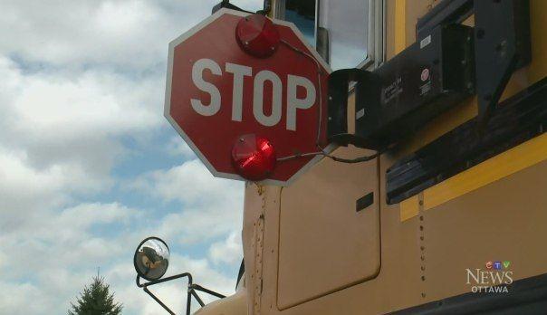 شركة حافلات مدرسية تفصل سائقاً لديها بعد أن فشل في التأكد من نزول أحد الأطفال إلى المدرسة