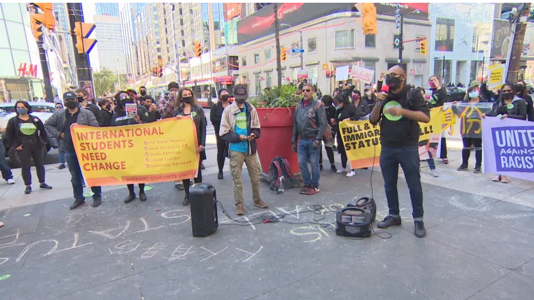 العشرات يجتمعون للمطالبة بتحسين وضع العمال المهاجرين في كندا