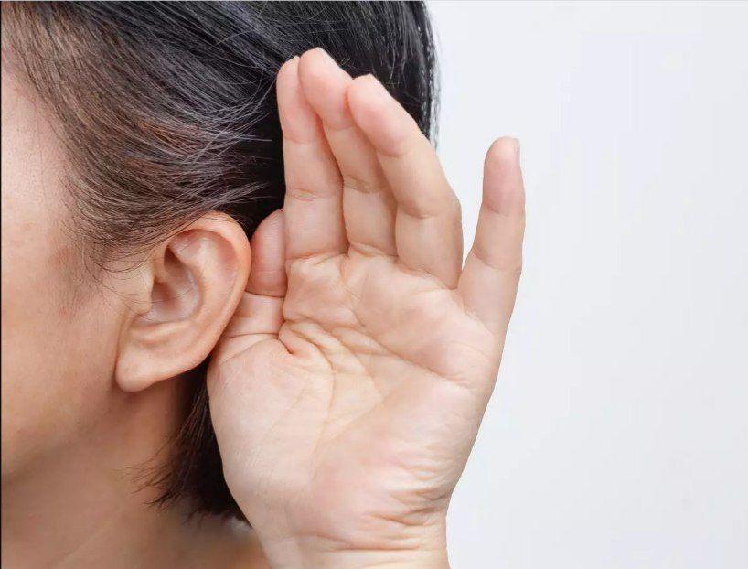 الحالة الأولى من نوعها! رجل يفقد السمع بأذنه اليسرى بعد تعافيه من كورونا