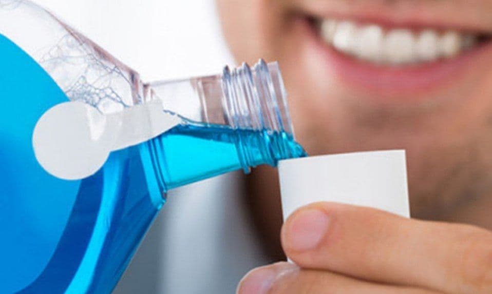 دراسة جديدة: يمكن لغسول الفم أن يقتل فيروس كورونا في 30 ثانية