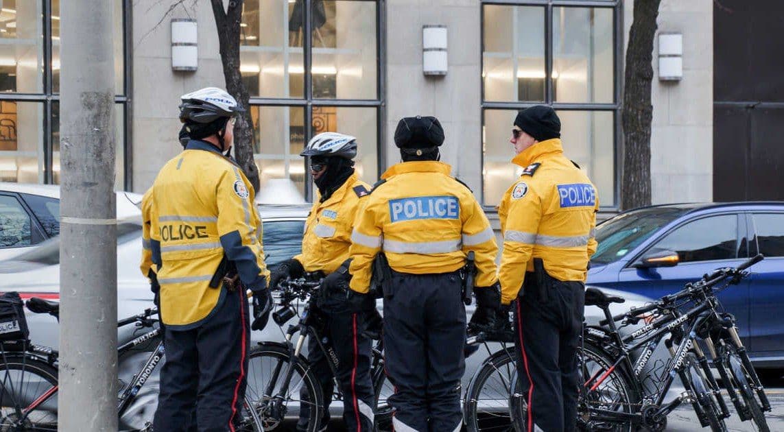 يمكن لشرطة تورنتو الآن فرض غرامات تصل إلى 5 آلاف دولار على منتهكي قواعد كورونا