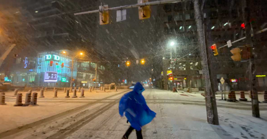 صور ترصد تساقط الثلوج في تورنتو الليلة الماضية