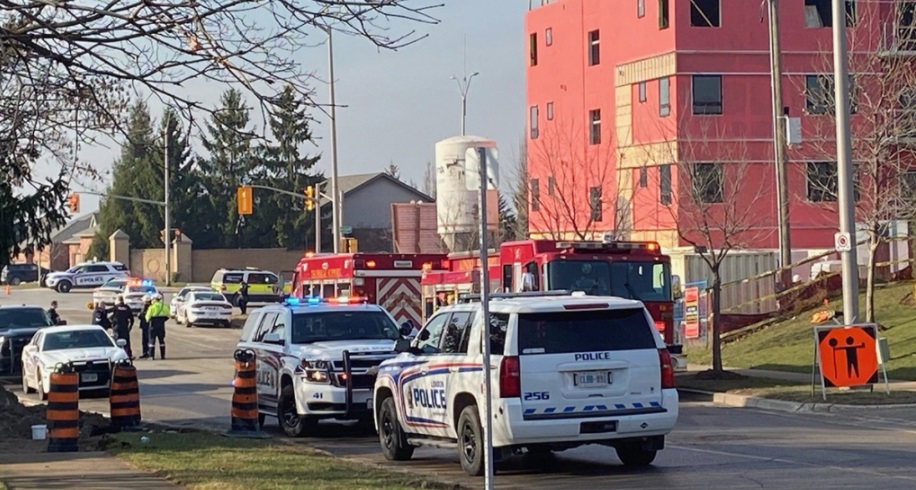 الطوارئ تعمل على إخراج الأشخاص من المبنى المنهار في أونتاريو