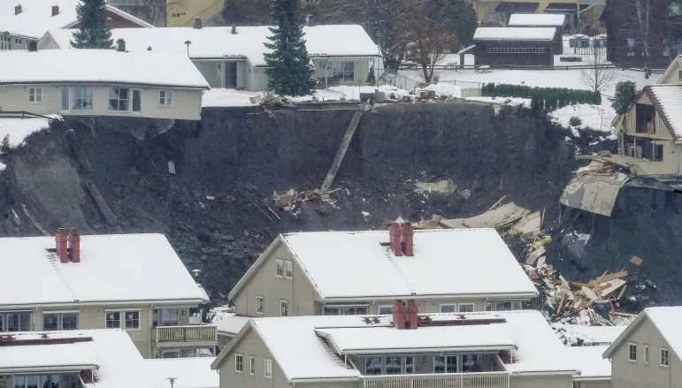 10 مصابين و21 شخصاً مفقوداً في انهيار أرضي بمنطقة سكنية في النرويج