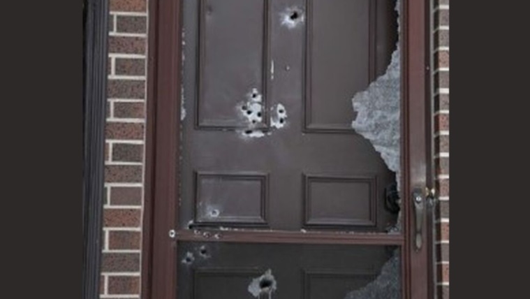 : رجل يطلق العديد من الطلقات النارية من بندقية على باب منزل في تورنتو