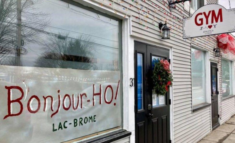 كتلة كيبيك تقترح على موظفي متاجر مونتريال استبدال كلمة Bonjour-Hi بكلمة Bonjour-Ho عند استقبال العملاء