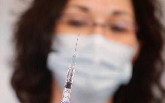 الأطباء يحذرون: اللقاح وحده لن يكون كافياً لرفع قيود كورونا