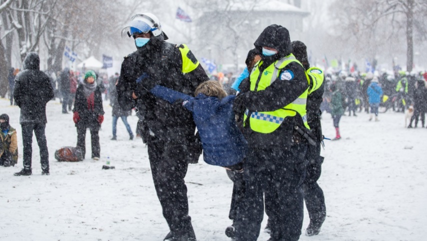 الشرطة تعتقل وتفرض مئات الغرامات في مظاهرة مناهضة للإغلاق في مونتريال
