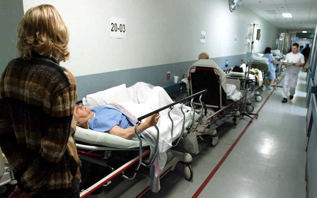 انتظرت في طوارئ المستشفى خمس ساعات حتى ماتت.. وبناتها يطالبن بالتعويض
