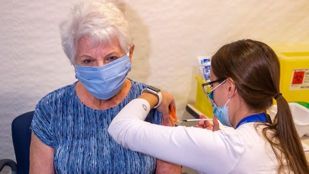 حجز 10 آلاف موعد بعد فتح التسجيل لتطعيم كبار السن في ألبرتا