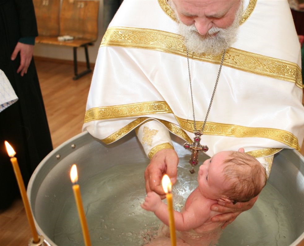 وفاة طفل يبلغ من العمر ست اسابيع بعد تعميده في رومانيا