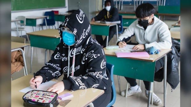 الخوف يسيطر على طلاب المدارس الثانوية في كيبيك مع عودتهم إلى الفصول الدراسية