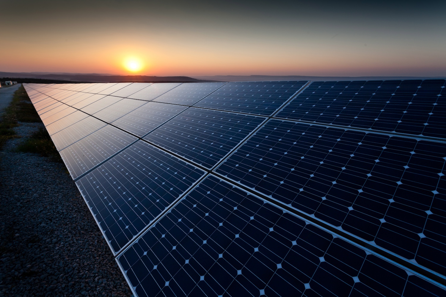 إدمونتون تخطط لبناء أكبر مزرعة لألواح الطاقة الشمسية في المطارات في العالم