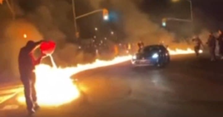 بالفيديو:إشعال النار في الطرقات وإقامة سباق سيارات في تورنتو