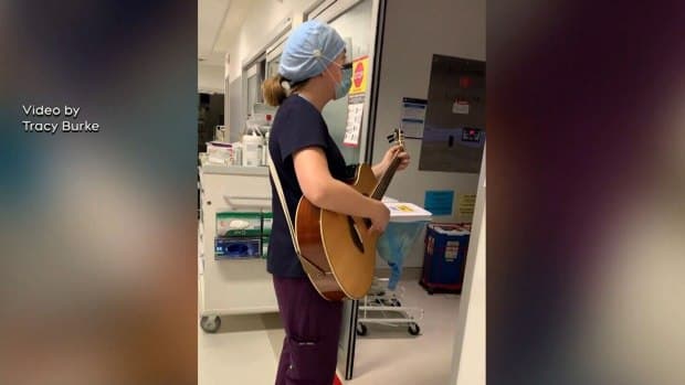 ممرضة تغني لمرضى فيروس كورونا في إحدى مستشفيات أوتاوا لتخفيف آلامهم