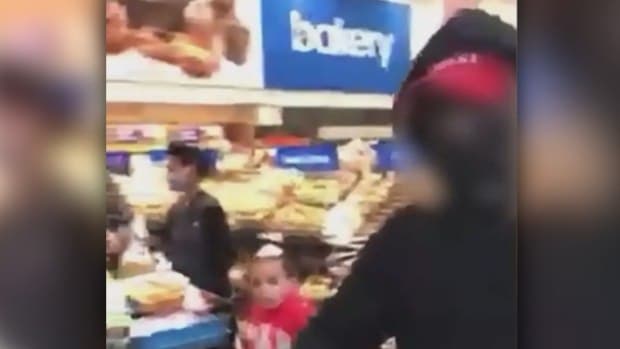 التهجم على الطفلة "علياء كوفاوي" بعنصرية خلال تسوقها مع أسرتها