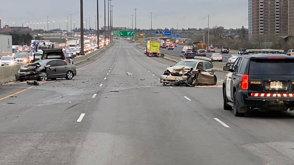 وفاة امرأة 78 عاماً بعد اصطدام عدة مركبات على الطريق السريع 401