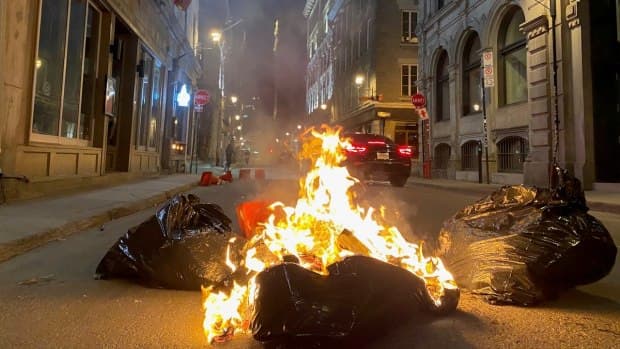 بالفيديو: دمار وحرق ونهب للممتلكات العامة في مونتريال احتجاجاً على حظر التجول