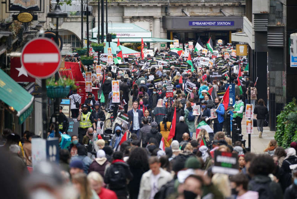 الآلاف يتظاهرون في لندن تضامناً مع فلسطين