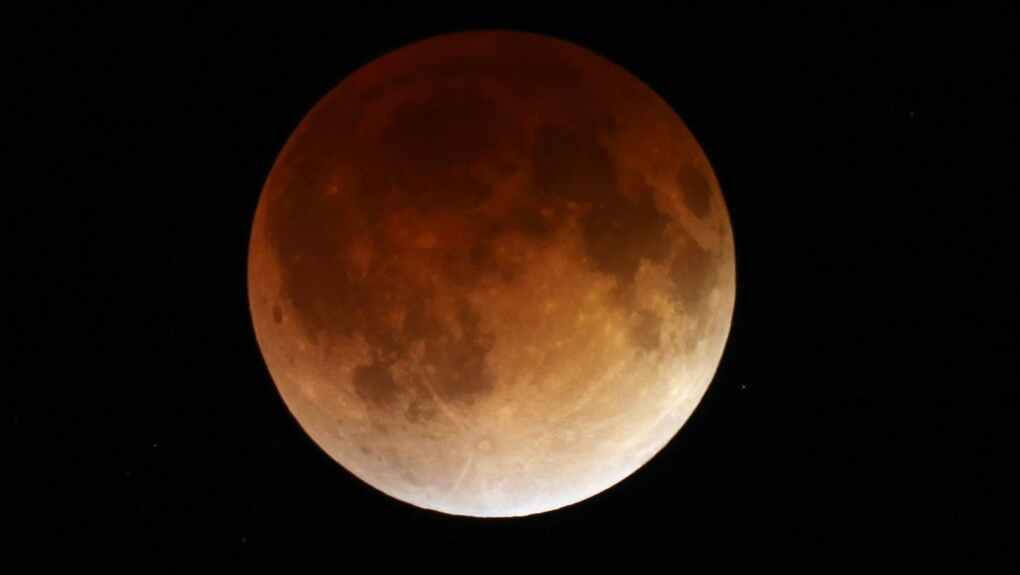 القمر الدموي العملاق سيُرى من كندا خلال هذا الشهر