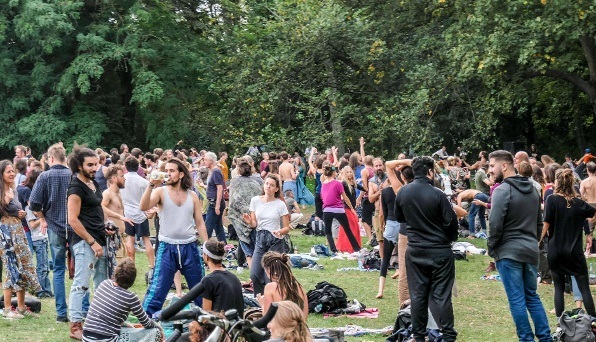 تجمع الآلاف من الأشخاص في حدائق برلين منتهكين قيود كورونا