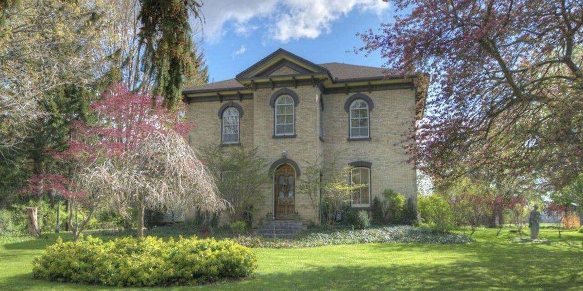 أونتاريو: منزل ريفي مميز بتصميم فرنسي ساحر مقابل 649000 دولاراً