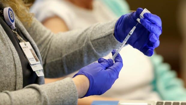 أطباء كندا يحذرون من احتمالية الإصابة بكورونا بعد تلقي الجرعة الأولى من اللقاح