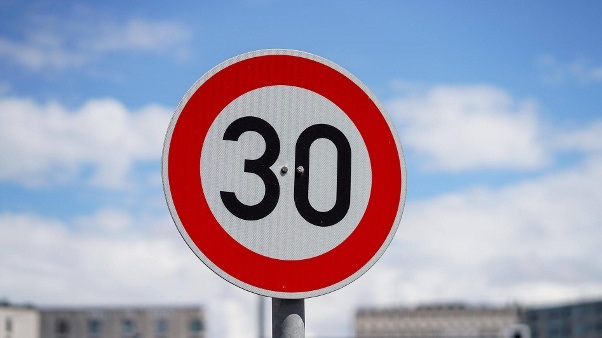 قانون سرعة جديد سيُطبق على السائقين في هامبورغ للحد من الضوضاء