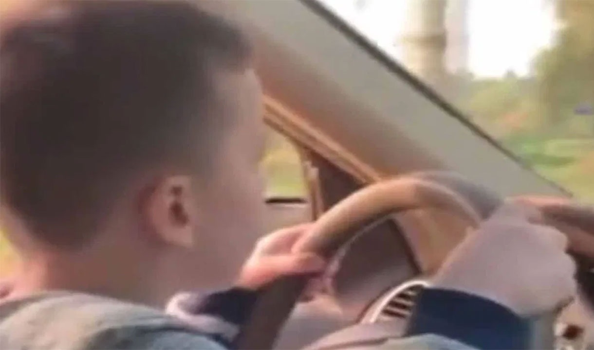رصد طفل في الثالثة من عمره يقود سيارة في ألمانيا