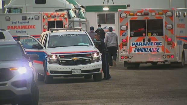 أونتاريو: وفاة رجل بسبب سقوط شاحنة عليه أثناء تغييره الإطار