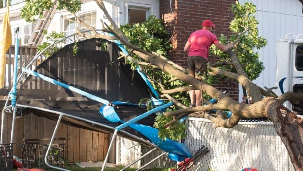 عملية تنظيف ركام الإعصار جارية في مدينة كيبيك