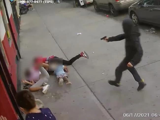 فيديو صادم: مسلح يفتح النار في أحد شوارع نيويورك والضحايا أطفال