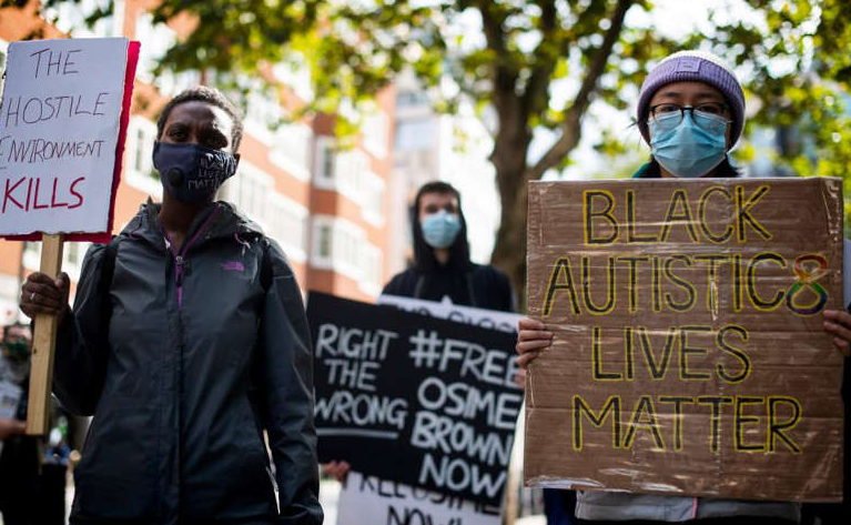 مظاهرت في لندن وجلاسكو للمطالبة بإيقاف ترحيل شاب مصاب بالتوحد من بريطانيا