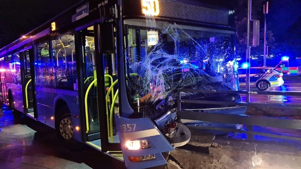 إصابة 7 أشخاص في حادث اصطدام حافلة بسيارة في ميونخ