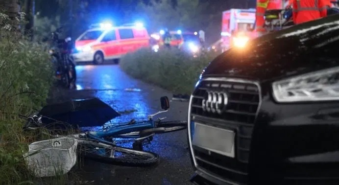 إصابة طفلة بجروح خطيرة بعد أن ضربتها صاعقة ثم سيارة عرب ألمانيا