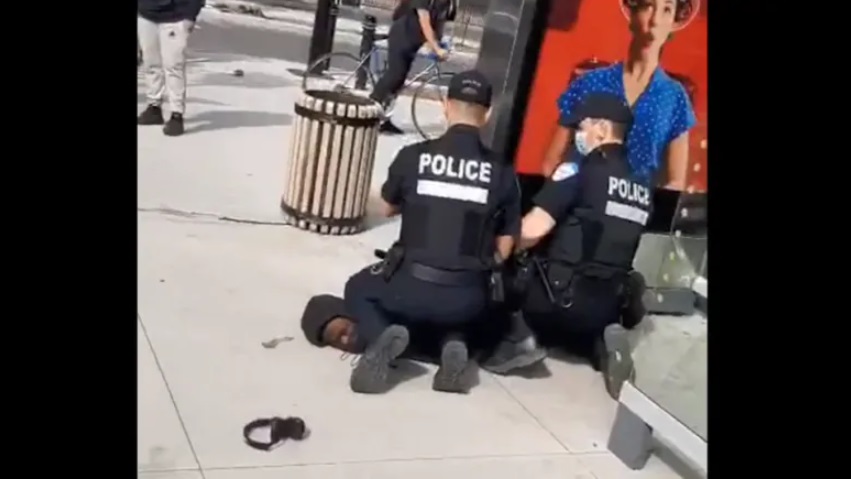 فيديو لضابط يضع ركبته على رقبة مراهق أسود يثير صدمة في مونتريال