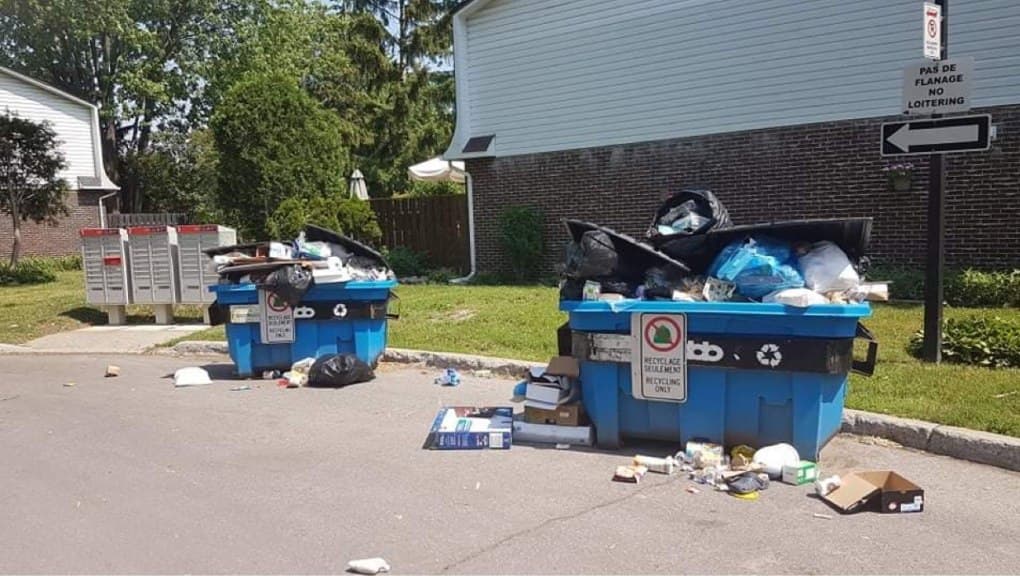 غضب سكان ضاحية مونتريال من تراكم القمامة أمام منازلهم